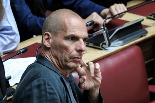 Βαρουφάκης κατά Μητσοτάκη: Η τρόικα σας εξευτέλιζε παρά το «ναι σε όλα»
