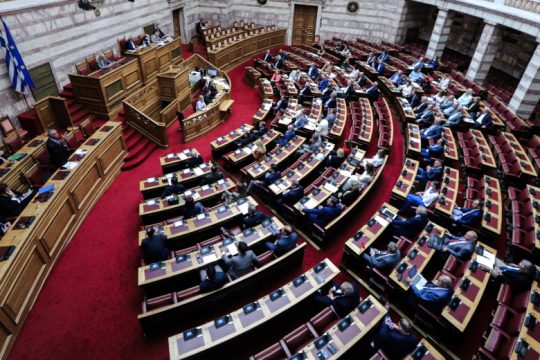 Live η δεύτερη μέρα κοινοβουλευτικής μάχης για τις προγραμματικές