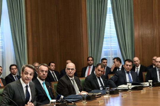 Τα μαχαίρια μέσα. Για την ώρα!