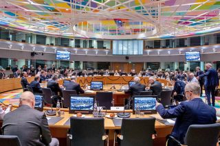 «Ανοίξτε το πουγκί και… ξοδέψτε!»