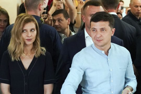 Νίκη για το κόμμα του προέδρου Ζελένσκι δείχνουν τα exit poll στην Ουκρανία