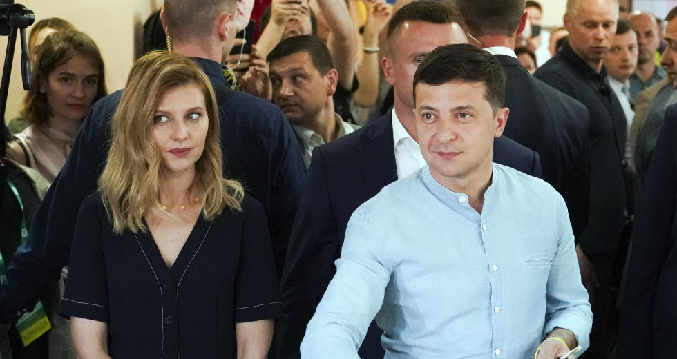 Νίκη για το κόμμα του προέδρου Ζελένσκι δείχνουν τα exit poll στην Ουκρανία