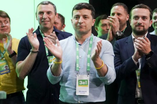 Στο κόμμα του Ζελένσκι η πλειοψηφία του ουκρανικού κοινοβουλίου