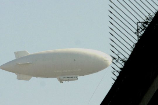 Ένα Ζέπελιν στον ουρανό της Σάμου εναντίον προσφύγων