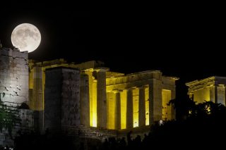 Κοσμοσυρροή σε αρχαιολογικούς χώρους για το αυγουστιάτικο φεγγάρι