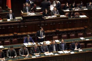 Σε δύο στρατόπεδα τα ιταλικά κόμματα