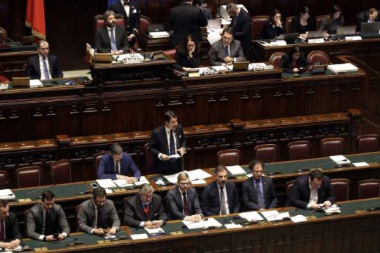 Σε δύο στρατόπεδα τα ιταλικά κόμματα