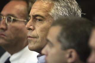 Πληθαίνουν τα ερωτήματα μετά τον θάνατο του Επστιν
