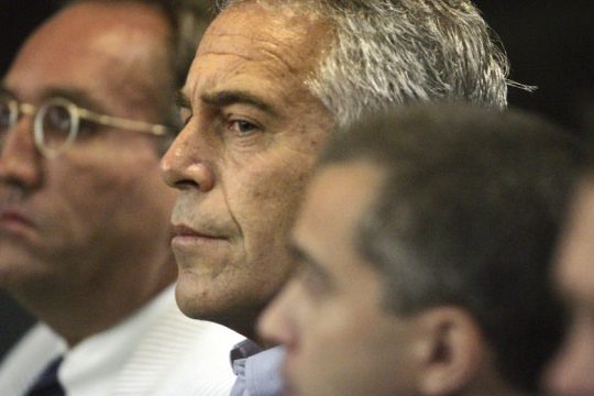 Πληθαίνουν τα ερωτήματα μετά τον θάνατο του Επστιν