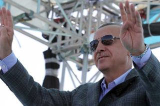 O Ερντογάν απειλεί με εισβολή ανατολικά του Ευφράτη