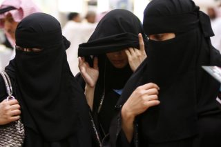 Δειλές μεταρρυθμίσεις υπέρ των γυναικών με αντίμετρο την καταστολή