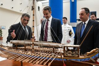 Εβαλε γραβάτα με άγκυρες και πήγε στη Δραπετσώνα