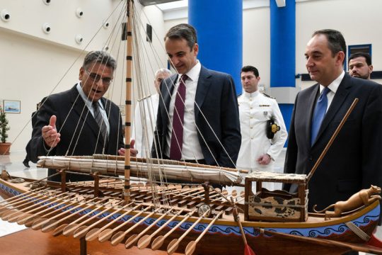 Εβαλε γραβάτα με άγκυρες και πήγε στη Δραπετσώνα