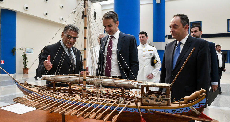 Εβαλε γραβάτα με άγκυρες και πήγε στη Δραπετσώνα