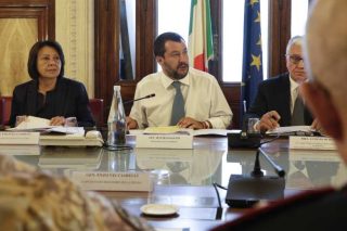 Νέα μέτρα -με υπερεξουσίες Σαλβίνι- κατά της παράτυπης μετανάστευσης