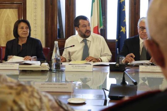 Νέα μέτρα -με υπερεξουσίες Σαλβίνι- κατά της παράτυπης μετανάστευσης