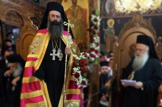 Δικαιολογεί τον ρατσιστή παπά ο μητροπολίτης