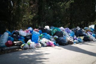 Χρηματικές ενισχύσεις στα… σκουπίδια