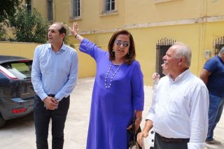 Η Ντόρα Μπακογιάννη έδειχνε λάθος κτίριο