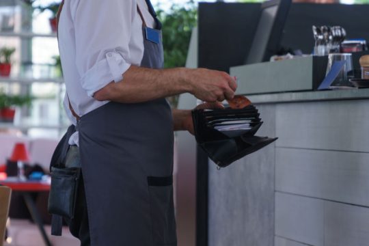Ανοδος επιχειρηματικής εμπιστοσύνης, αλλά και αποπληθωρισμός