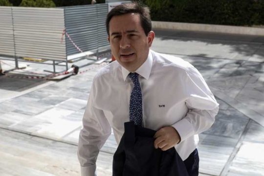 Ασφαλιστικό κέρασμα σε παλαιούς βουλευτές