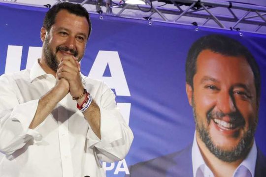 Ο Σαλβίνι ρίχνει την κυβέρνηση