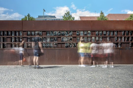 Η Γερμανία ψάχνει «αναχώματα» στην Ακροδεξιά