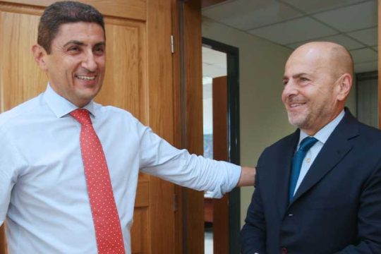 Επανεμφάνιση Αλαφούζου με «πλάτη» στα τηλεοπτικά