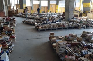 Το βιβλιοπωλείο των αστέγων που αντιστέκεται και επιμένει