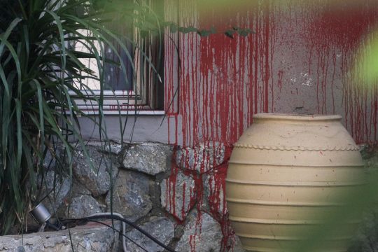 Επίθεση του «Ρουβίκωνα» σε εστιατόριο στο Χαλάνδρι