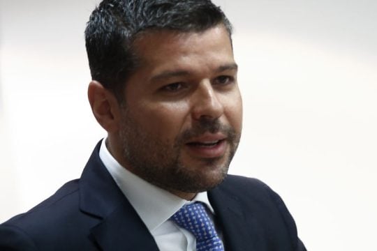 Τους βγάζει από την πρίζα η ΔΕΗ