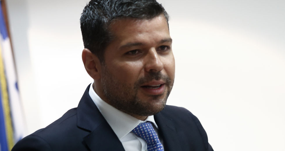 Τους βγάζει από την πρίζα η ΔΕΗ