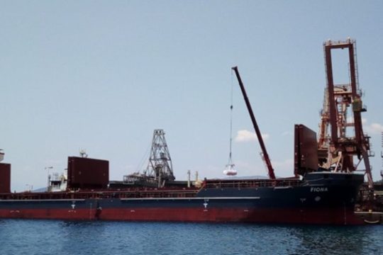 Πλοίο με «σκοτεινή» πορεία ξεφόρτωσε σκουπίδια στον Βόλο