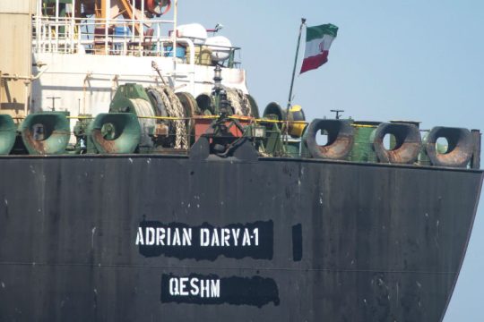 Άλλαξε προορισμό το ιρανικό τάνκερ «Adrian Darya 1»