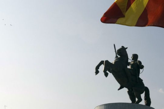 Βόρεια Μακεδονία: Επιγραφή στο άγαλμα του Μ. Αλέξανδρου που αναγράφει πως είναι Έλληνας