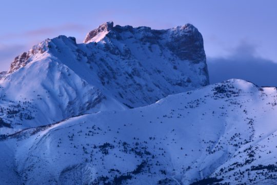 Ανακαλύφθηκαν μικροπλαστικά ακόμη και στα παρθένα χιόνια της Αρκτικής και των Άλπεων