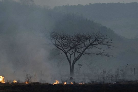 Διπλωματία από τον Μπολσονάρο, ενώ τα μέτωπα αυξάνονται