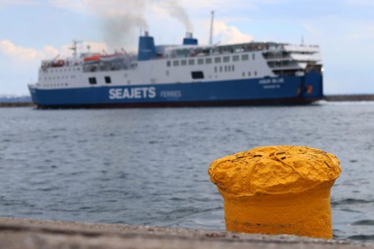 Αποκολλήθηκε από το σημείο προσάραξης το πλοίο «Aqua Blue»