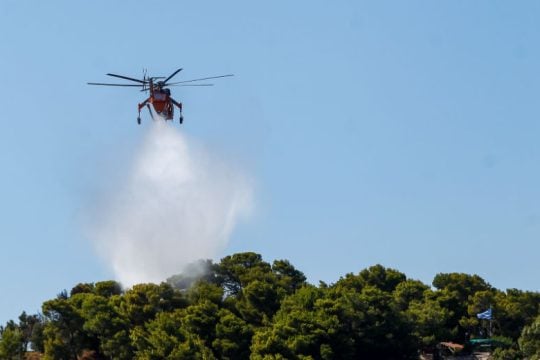 Πυρκαγιές στην Αρτέμιδα Αττικής και στην Τανάγρα