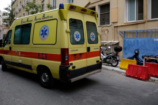 Σε κρίσιμη κατάσταση γυναίκα που έπεσε από πρώτο όροφο