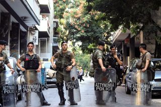 Χρυσώνουν το χάπι για το πυροτέχνημα της ΕΛ.ΑΣ.