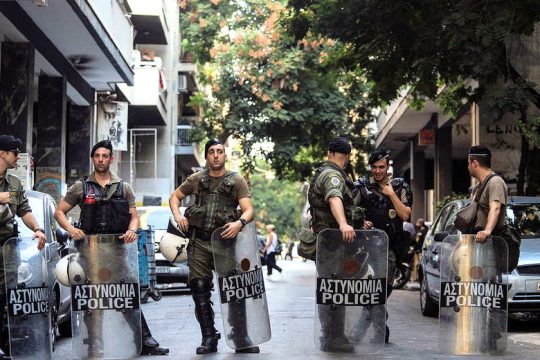 Χρυσώνουν το χάπι για το πυροτέχνημα της ΕΛ.ΑΣ.