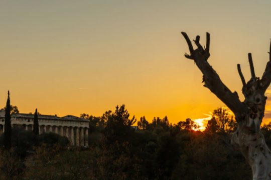 Βελτιώνεται η ατμόσφαιρα στην Αθήνα, υποχωρεί ο καπνός