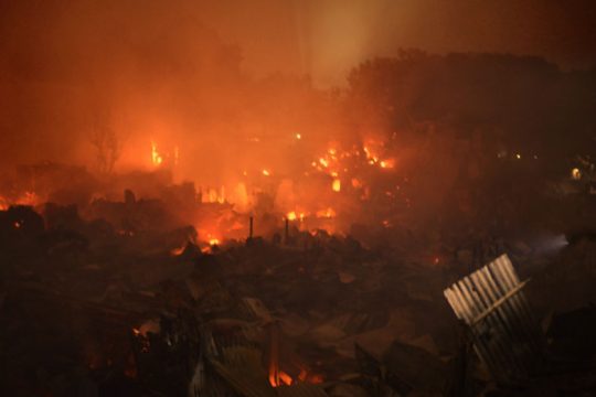 Δέκα χιλιάδες άστεγοι από φωτιά σε παραγκούπολη του Μπαγκλαντές