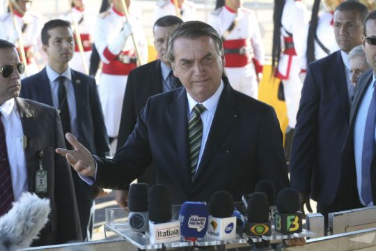 Ο Μπολσονάρο βάζει όρους για να δεχτεί διεθνή βοήθεια για τον Αμαζόνιο