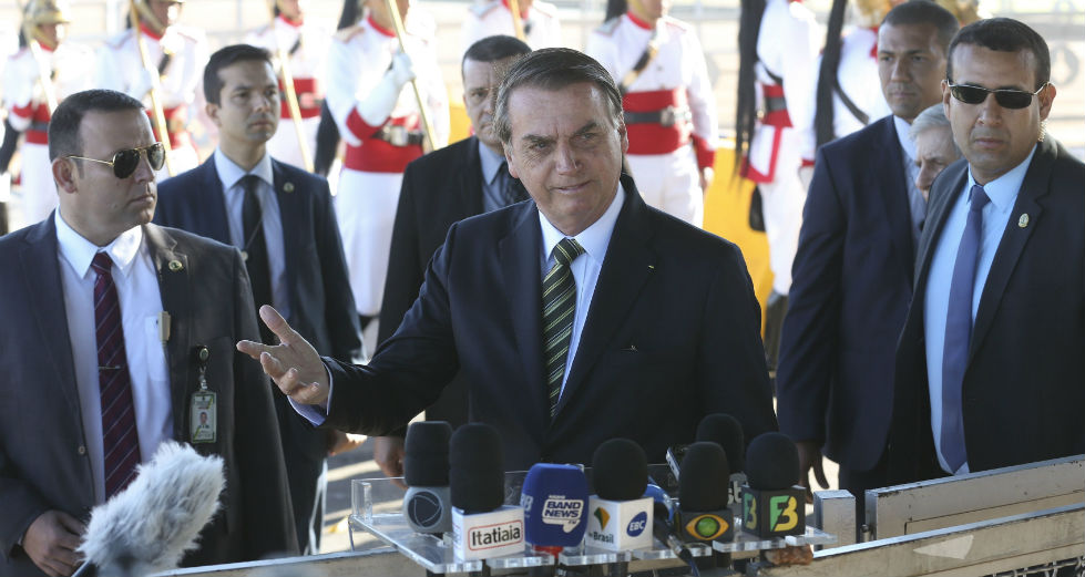 Ο Μπολσονάρο βάζει όρους για να δεχτεί διεθνή βοήθεια για τον Αμαζόνιο