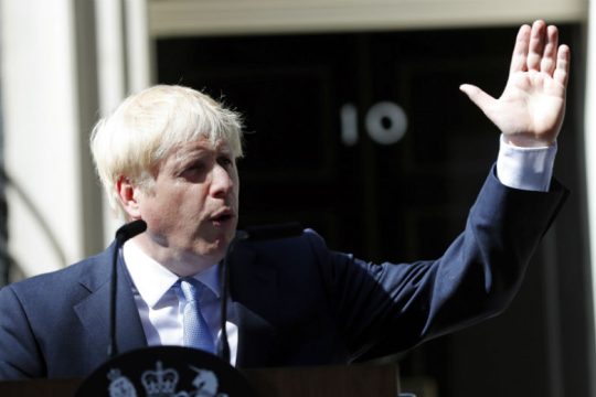 «Παιχνίδια» με το άτακτο Brexit ενώ στενεύουν τα χρονικά περιθώρια