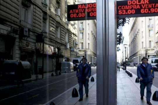 Fitch-S&P υποβάθμισαν το αξιόχρεο της Αργεντινής λόγω εκλογικού αποτελέσματος