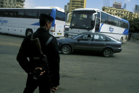 Δεκάδες νεκροί και τραυματίες λόγω έκρηξης οχήματος στο κέντρο του Καΐρου