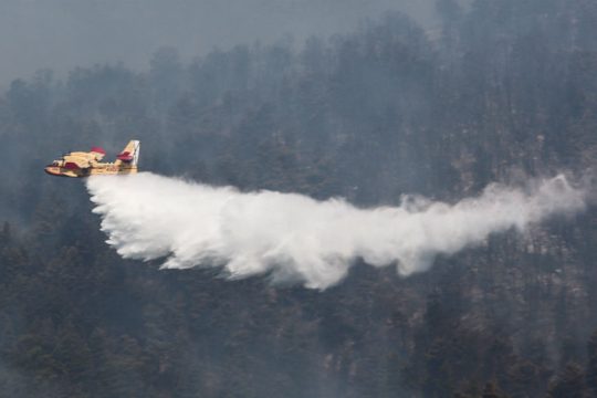 Η προσπάθεια κατάσβεσης της φωτιάς μέσα από πυροσβεστικό αεροσκάφος